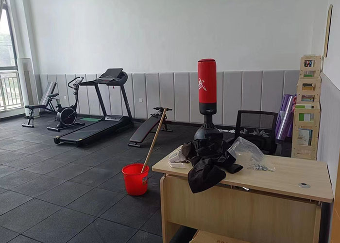 学校健身房器材