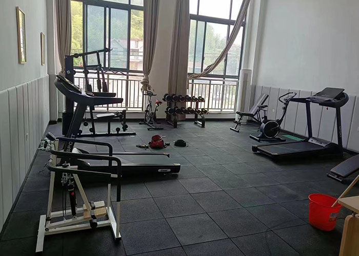 学校健身房器材